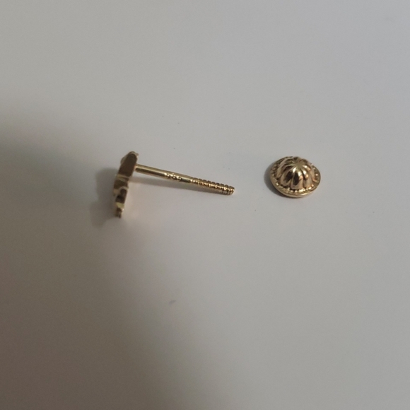 Dolphin - gold stud earing - Picture 4 of 4